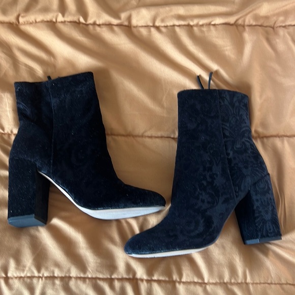 Rebecca Minkoff Bryce Black Embossed Velvet Velour Boots 8M - Picture 2 of 6